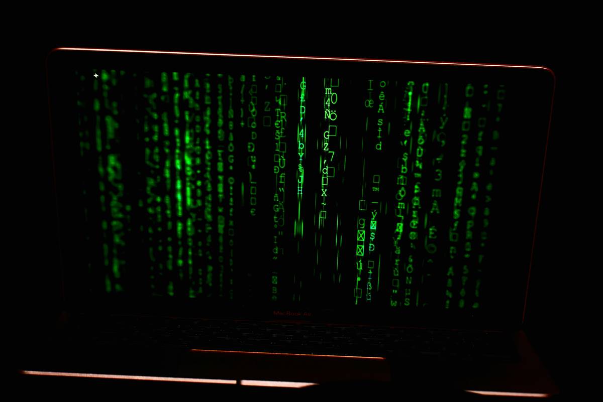 Comparison chart highlighting automated vs. manual vulnerability scanning methods.